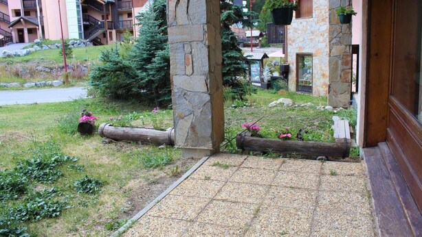 A stone entrance with a gravel path leading to a building with balconies and flower boxes. - 200m from ski slopes, Ground floor, terrace, tv, 42m², Vars (Vars)