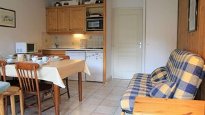 A compact living space with a dining area, kitchenette, and a sofa. - 200m from ski slopes, Ground floor, terrace, tv, 42m², Vars (Vars)