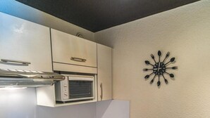 コーヒー / ティーメーカー、冷蔵庫、電子レンジ、オーブン