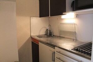 Kühlschrank, Mikrowelle, Ofen, Wasserkocher mit Kaffee-/Teezubehör