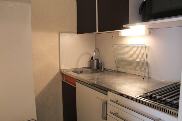 Fridge, microwave, oven, coffee/tea maker