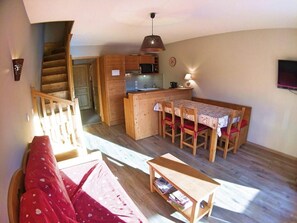 Living area - 300m from shops, 6th floor, swimming pool, balcony, tv, 60m², Vars (Vars)