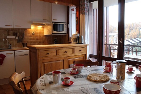 Fridge, microwave, oven, dishwasher - 100m from ski slopes, 5th floor, balcony, tv, ski locker, 32m², Vars (Vars)