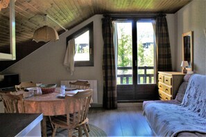 Living area - 50m from ski slopes, 6th floor, view resort, balcony, tv, ski locker, 21m², Risoul (Risoul)