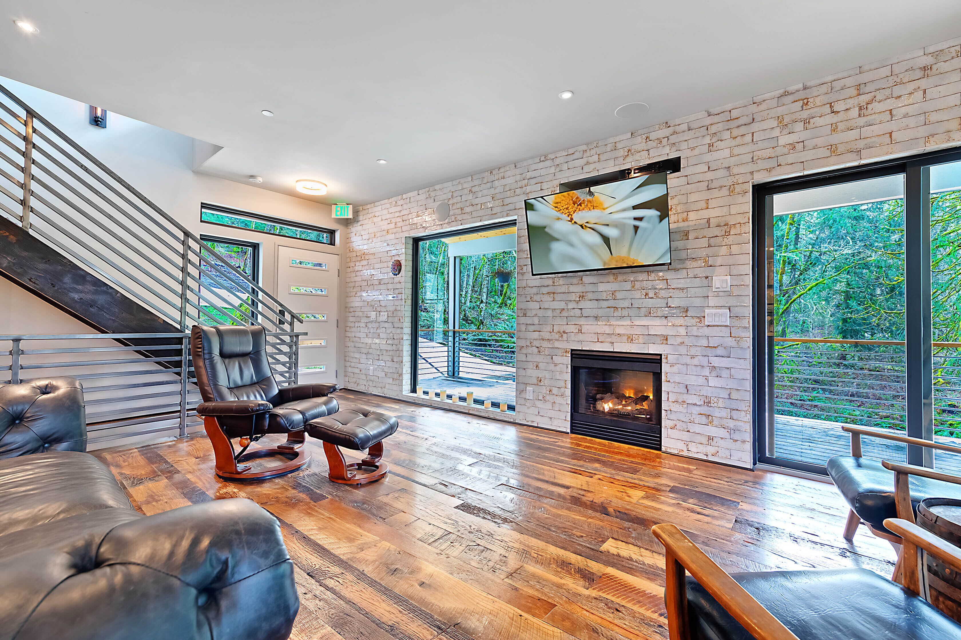 Luxury lakeside retreat on Lake Walke with air conditioning, kayak provided! 