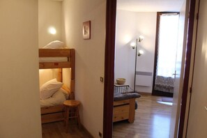 WiFi - 100m from ski slopes, view village, balcony, tv, ski locker, 23m², Risoul (Risoul)