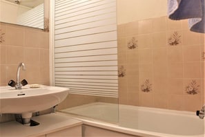 Bathtub - 100m from resort center, 6th floor, view street, balcony, tv, ski locker, 20m², Risoul (Risoul)