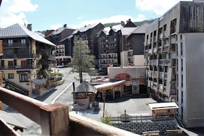 Property grounds - 100m from resort center, 6th floor, view street, balcony, tv, ski locker, 20m², Risoul (Risoul)