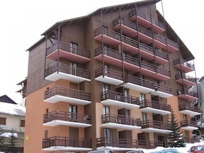 Exterior - 100m from resort center, 6th floor, view street, balcony, tv, ski locker, 20m², Risoul (Risoul)