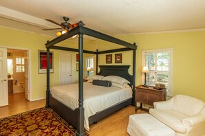 3 bedrooms, desk, iron/ironing board, travel crib