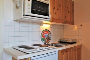 Kühlschrank, Mikrowelle, Ofen, Wasserkocher mit Kaffee-/Teezubehör