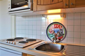 Fridge, microwave, oven, coffee/tea maker