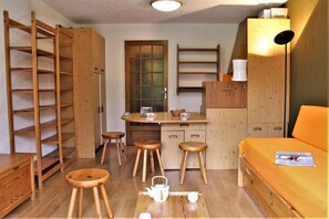 Interior - 150m from resort center, 3rd floor, balcony, tv, ski locker, 26m², Risoul (Risoul)