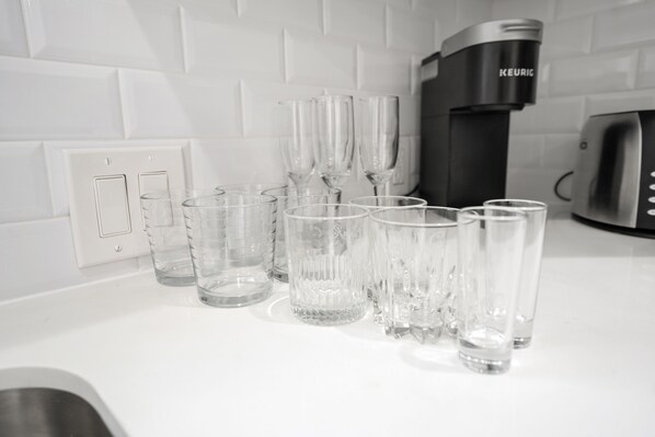 Coffee and/or coffee maker - 3rd Ward Guesthouse | QUEEN Bed | 4KTV | Kitchen (Houston)