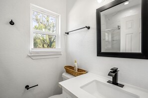 Shower - 3rd Ward Guesthouse | QUEEN Bed | 4KTV | Kitchen (Houston)