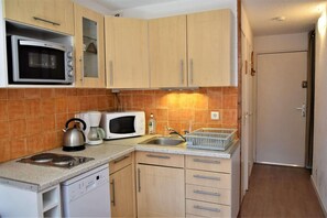 Fridge, microwave, oven, coffee/tea maker