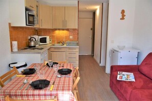 Kühlschrank, Mikrowelle, Ofen, Wasserkocher mit Kaffee-/Teezubehör