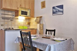 Dining - 50m from resort center, 5th floor, balcony, tv, ski locker, 20m², Risoul (Risoul)