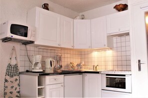 Fridge, microwave, oven, dishwasher - 10m from ski slopes, 1st floor, balcony, tv, ski locker, 23m², Risoul (Risoul)