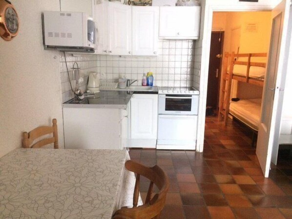 Jääkaappi, mikroaaltouuni, uuni, astianpesukone