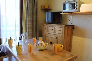 Interior - 10m from resort center, 3rd floor, swimming pool, balcony, tv, ski locker, 20m², Risoul (Risoul)