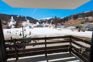 Property grounds - 10m from ski slopes, 2nd floor, view ski slopes, balcony, tv, ski locker, 45m², Risoul (Risoul)