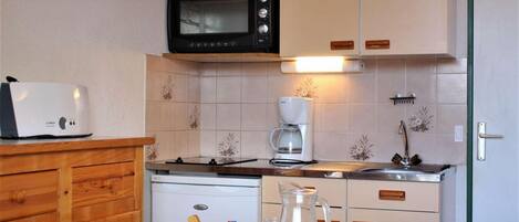 Fridge, microwave, oven, coffee/tea maker