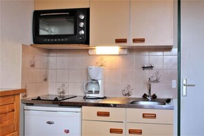 Réfrigérateur, micro-ondes, four, cafetière/bouilloire