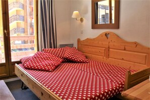 WiFi - 50m from ski slopes, 3rd floor, balcony, tv, ski locker, 26m², Risoul (Risoul)