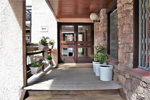 Welcome to the Lodge du Garden, where a charming entrance sets the tone for a peaceful stay.