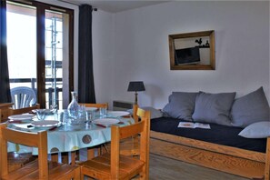 Interior - 50m from resort center, 6th floor, view mountain, balcony, tv, ski locker, 41m², Risoul (Risoul)