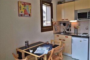 Fridge, microwave, oven, coffee/tea maker - 100m from resort center, 5th floor, balcony, tv, ski locker, 23m², Risoul (Risoul)