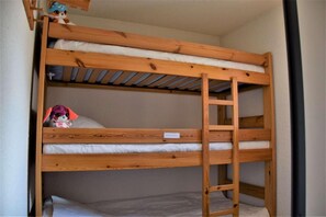 A bunk bed with a ladder, a plush toy, and a small shelf. - 100m from resort center, 5th floor, balcony, tv, ski locker, 23m², Risoul (Risoul)