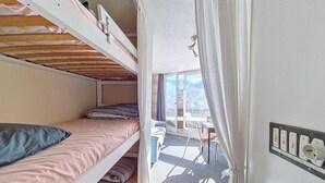 A bunk bed room with a view of the outdoors. - Ski-in/ski-out & foot of the slopes, 13rd floor, balcony, tv, ski locker, 20m², Les Menuires (Les Menuires)