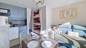 A compact room with a kitchenette, a dining area, and a bed. - Ski-in/ski-out & foot of the slopes, 13rd floor, balcony, tv, ski locker, 20m², Les Menuires (Les Menuires)