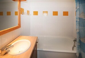 Bathtub - 10m from shops, 2nd floor, balcony, tv, 20m², Les Menuires (Les Menuires)