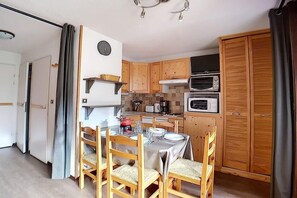 Refrigerador, microondas, lavavajillas y cafetera y tetera 