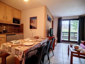 Dining - 100m from ski lifts, Ground floor, balcony, tv, ski locker, 30m², Les Menuires (Les Menuires)