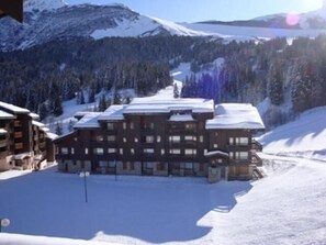 Exterior - Ski-in/ski-out & foot of the slopes, 4th floor, view ski slopes, balcony, tv, ski locker, 26m² (Valmorel)