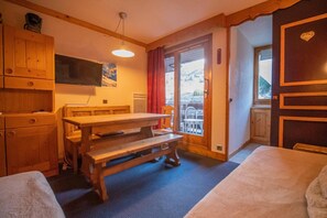 Dining - Ski-in/ski-out & foot of the slopes, 4th floor, view ski slopes, balcony, tv, ski locker, 26m² (Valmorel)