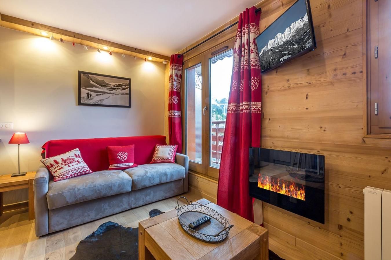 Una sala de estar acogedora con un sofá, una chimenea y un televisor.