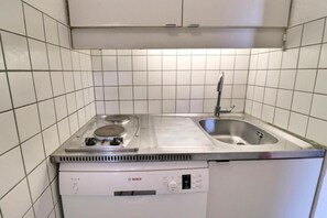 A compact kitchen with a Bosch gas stove, a sink, and a dishwasher. - 10m from ski slopes, 3rd floor, balcony, 27m², Méribel-Mottaret (Méribel - Les Allues)