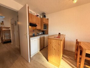Kühlschrank, Ofen, Geschirrspüler, Wasserkocher mit Kaffee-/Teezubehör