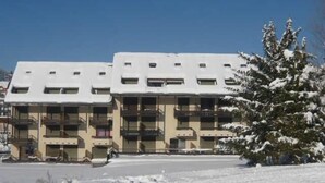 A multi-story building with balconies, surrounded by snow. - 2nd floor, balcony, tv, 27m², Villard de Lans (Villard-de-Lans)