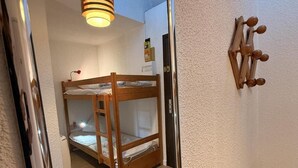 A bedroom with a bunk bed, a mirror, a wooden wall rack, and a ceiling light. - 2nd floor, balcony, tv, 27m², Villard de Lans (Villard-de-Lans)