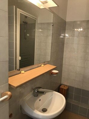 A bathroom with a sink, mirror, and shower. - 2nd floor, view mountain, balcony, 28m², Villard de Lans (Villard-de-Lans)