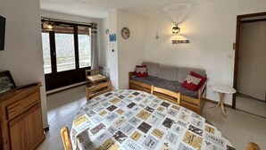 Ein gemütliches Zimmer mit einem Bett, einem Sofa, einem kleinen Tisch und einem Fenster.