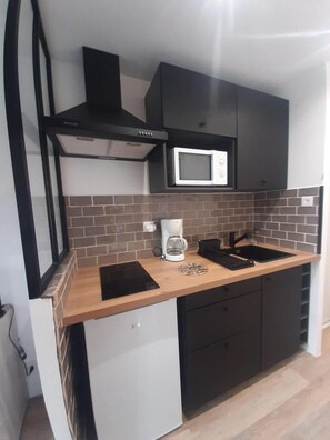 A compact kitchen with a microwave, coffee maker, and a small refrigerator. - 2nd floor, balcony, parking, tv, 20m², Villard de Lans (Villard-de-Lans)