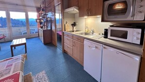 Kaffetrakter/tekoker, kjøleskap, mikrobølgeovn og oppvaskmaskin