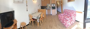 A compact living space with a dining area, kitchenette, and a sofa. - 3rd floor, balcony, 25m², Villard de Lans (Corrençon-en-Vercors)